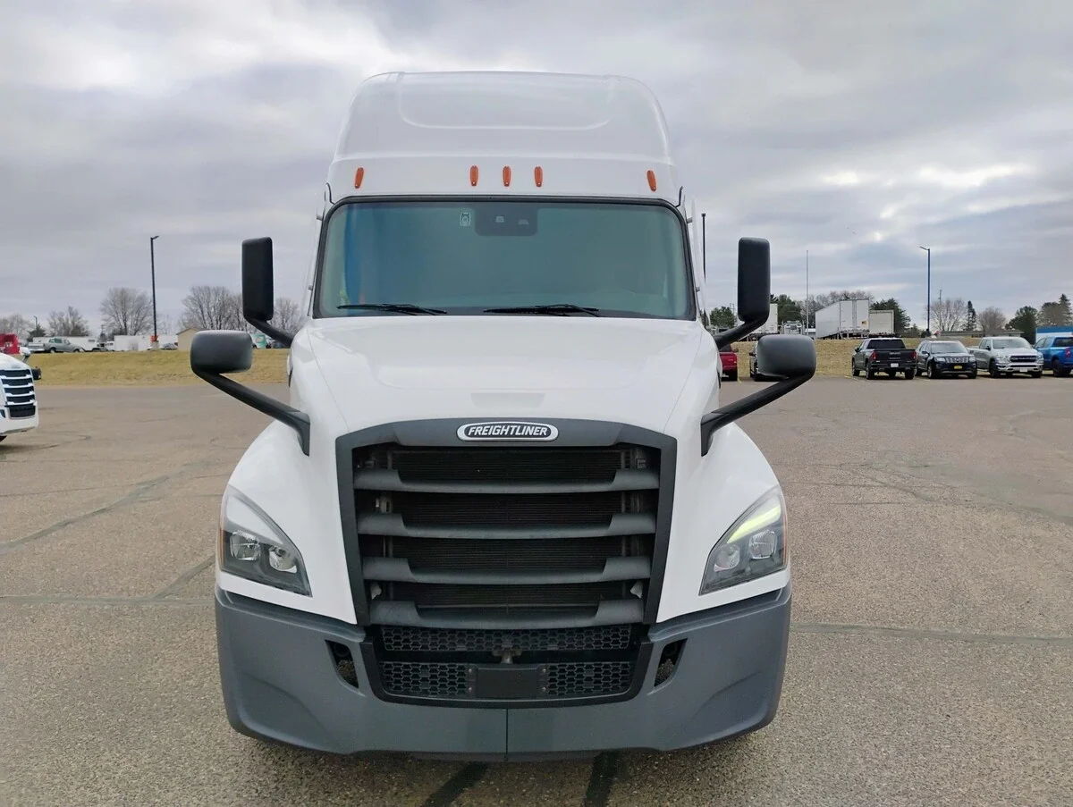 2024 Freightliner Cascadia - image 2