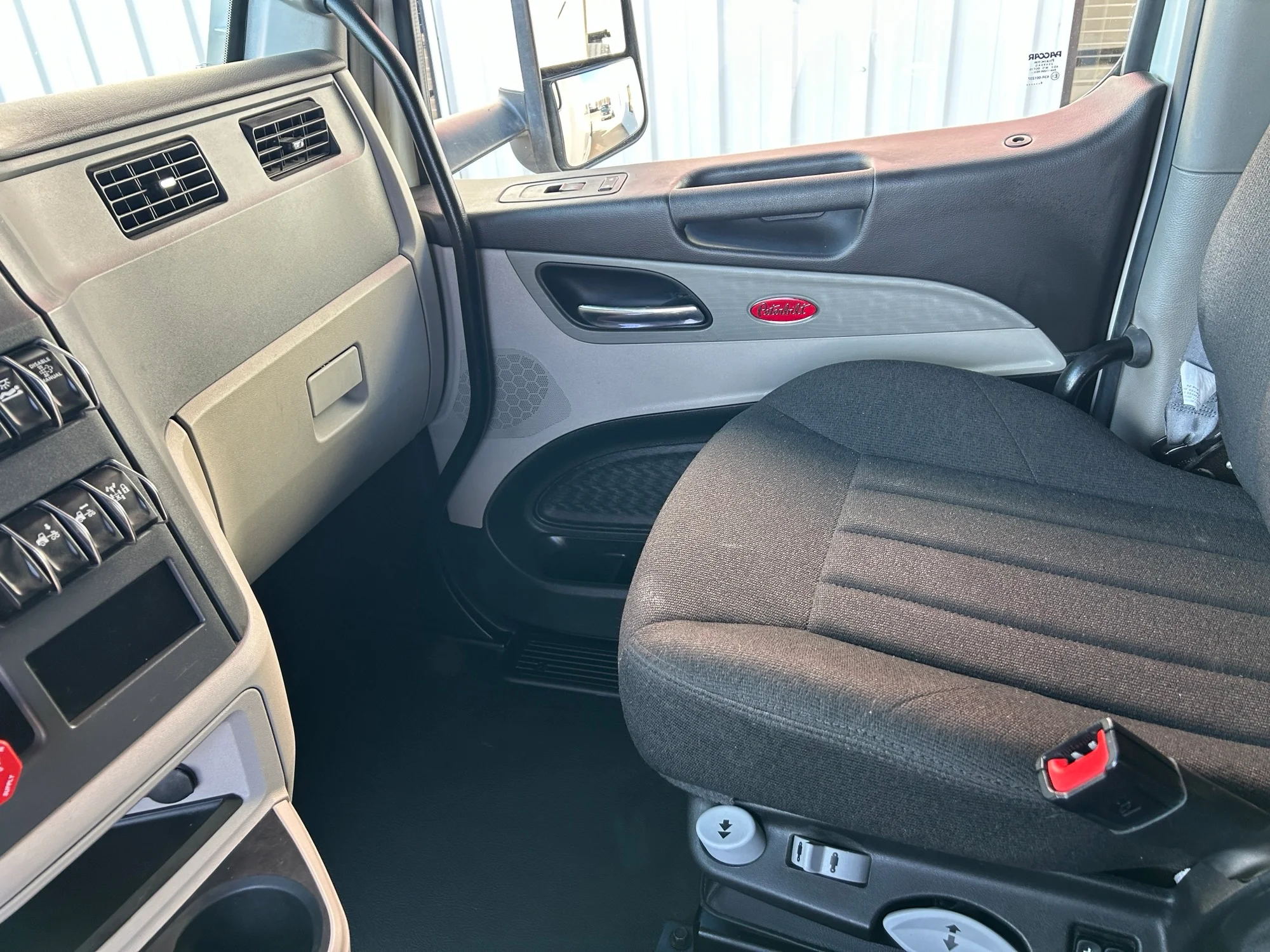 2025 Peterbilt 579 - image 9