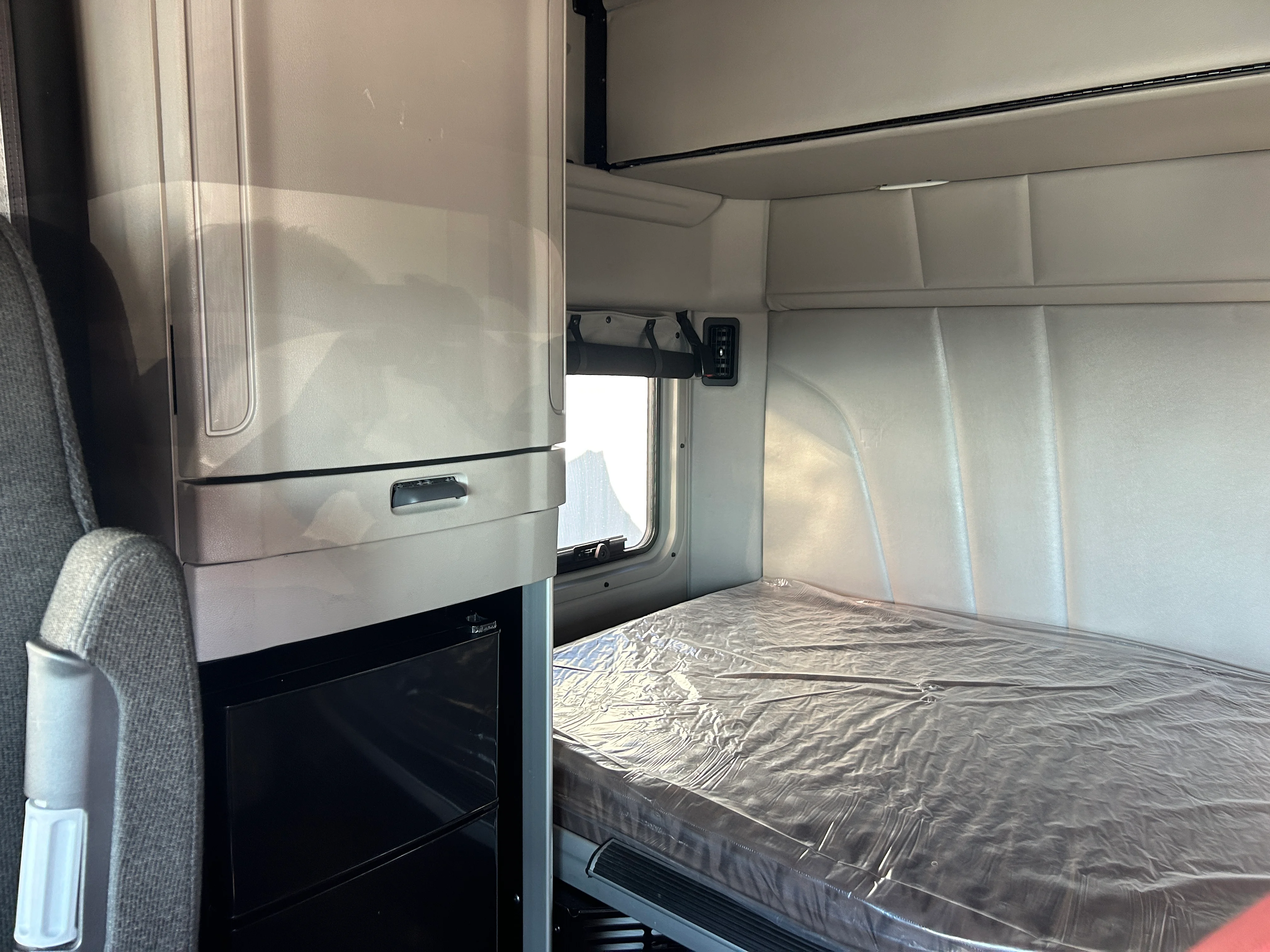 2025 Peterbilt 579 - image 14