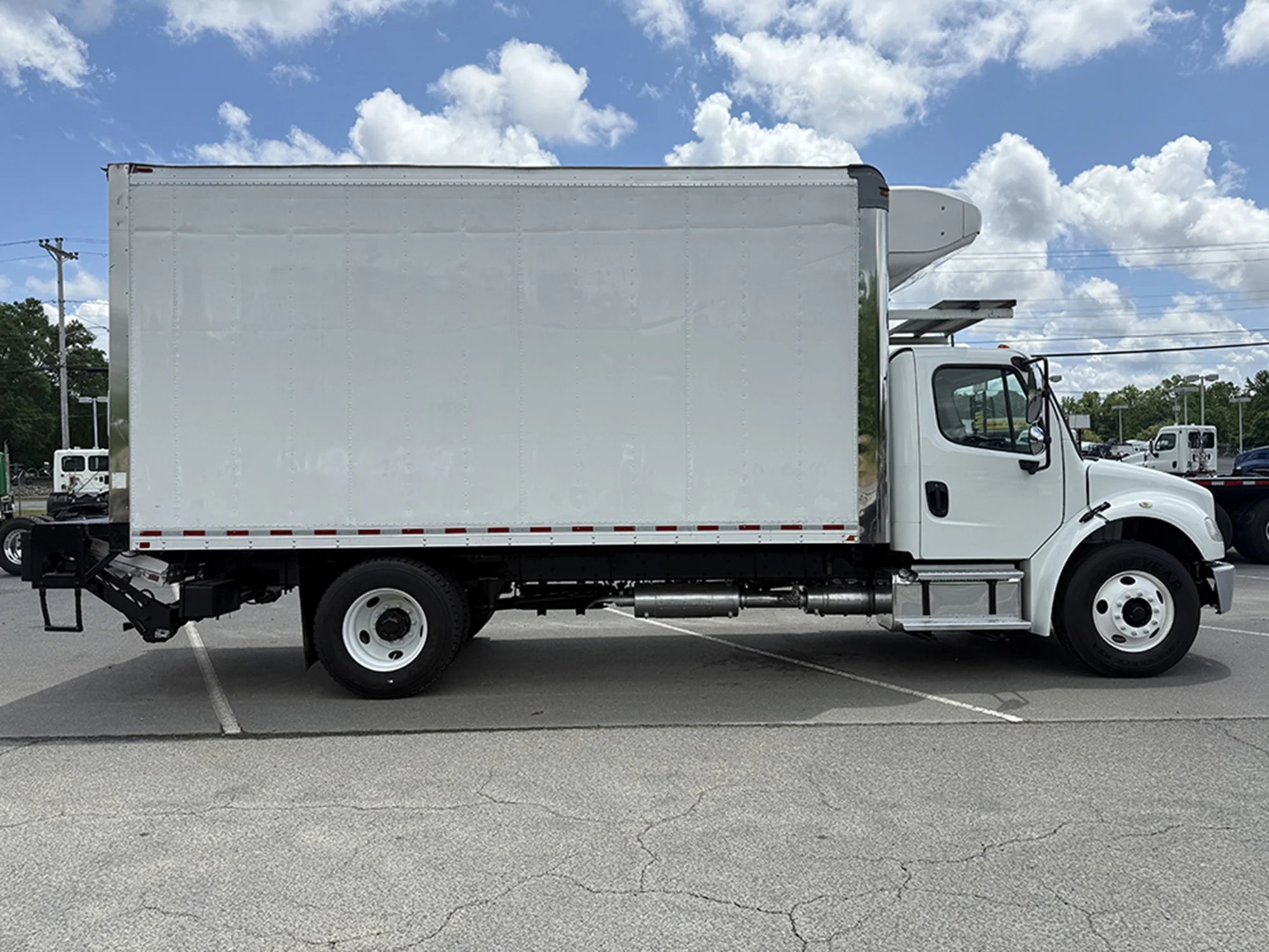 2017 Freightliner M2 106 - image 3