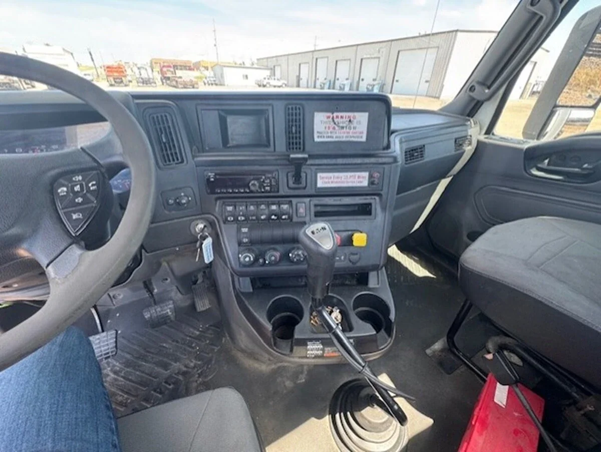 2019 International LT - image 10