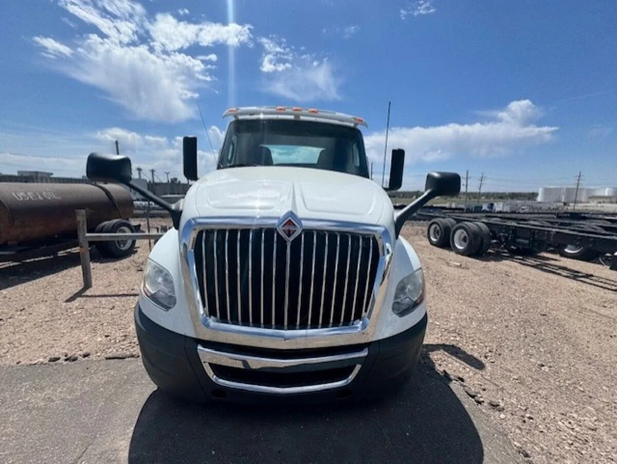 2019 International LT - image 2