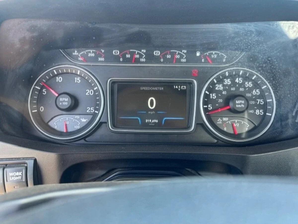 2019 International LT - image 9