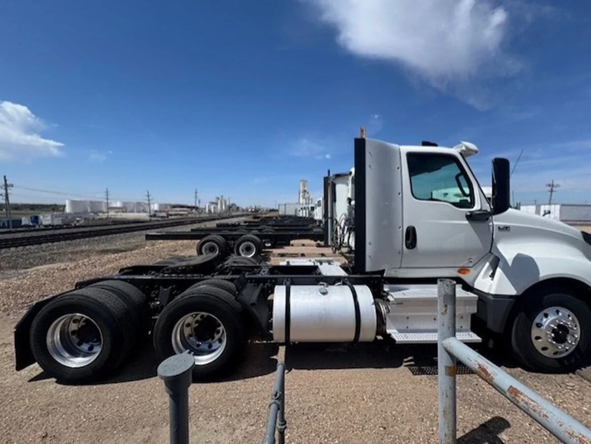 2019 International LT - image 5