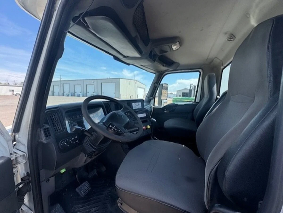 2019 International LT - image 8