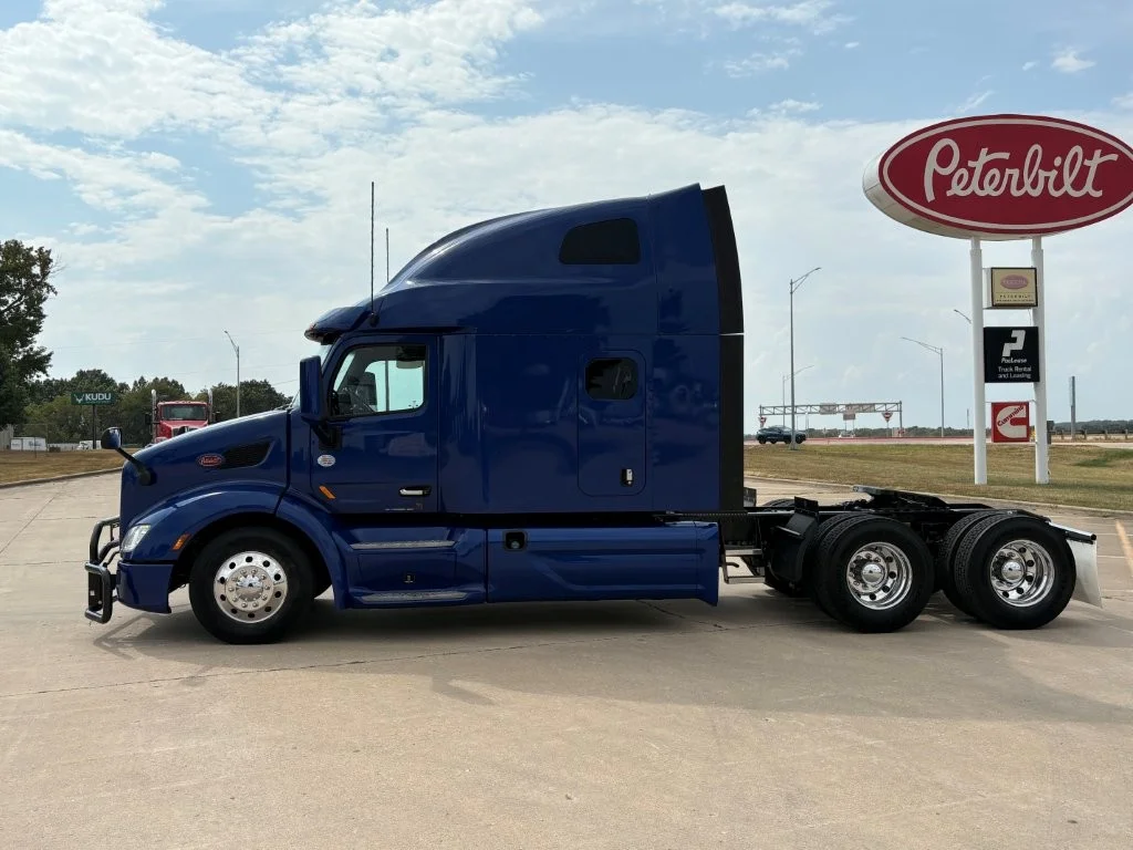 2022 Peterbilt 579 - image 2