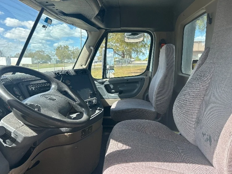 2017 Freightliner Cascadia - image 10