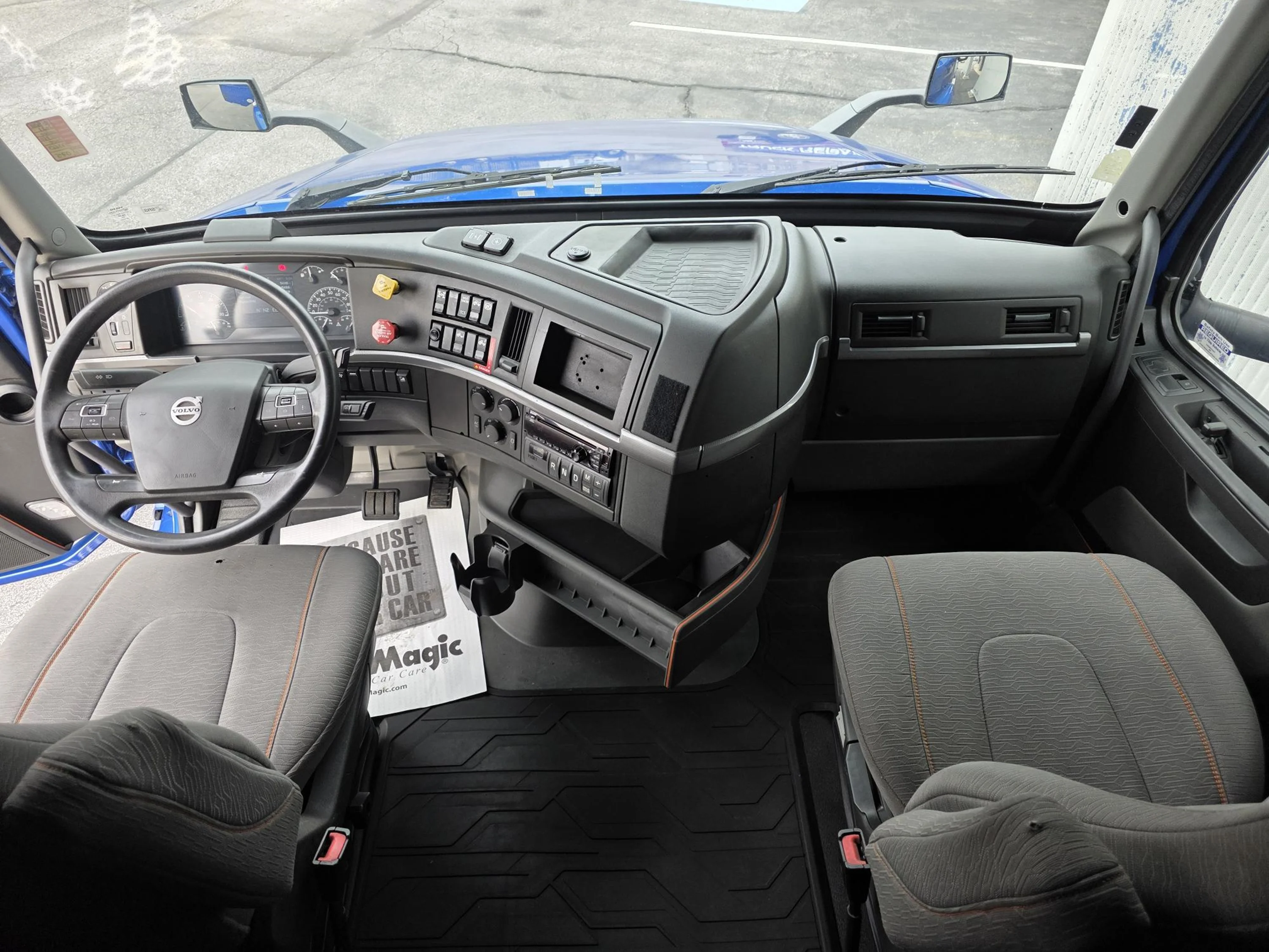 2021 Volvo VNL 760 - image 8