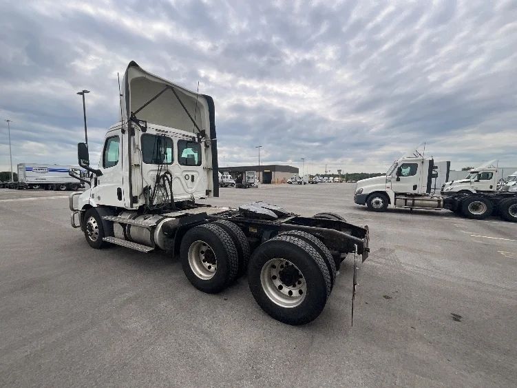 2020 Freightliner Cascadia in La Porte, IN — photo 5