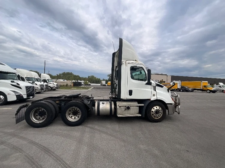 2020 Freightliner Cascadia in La Porte, IN — photo 8