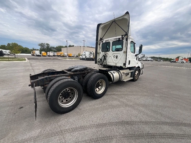 2020 Freightliner Cascadia in La Porte, IN — photo 7