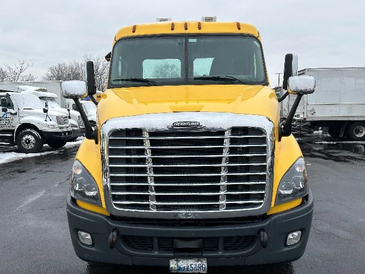 2019 Freightliner Cascadia - image 2
