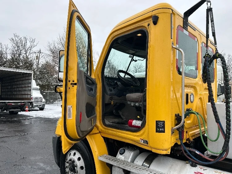 2019 Freightliner Cascadia - image 9
