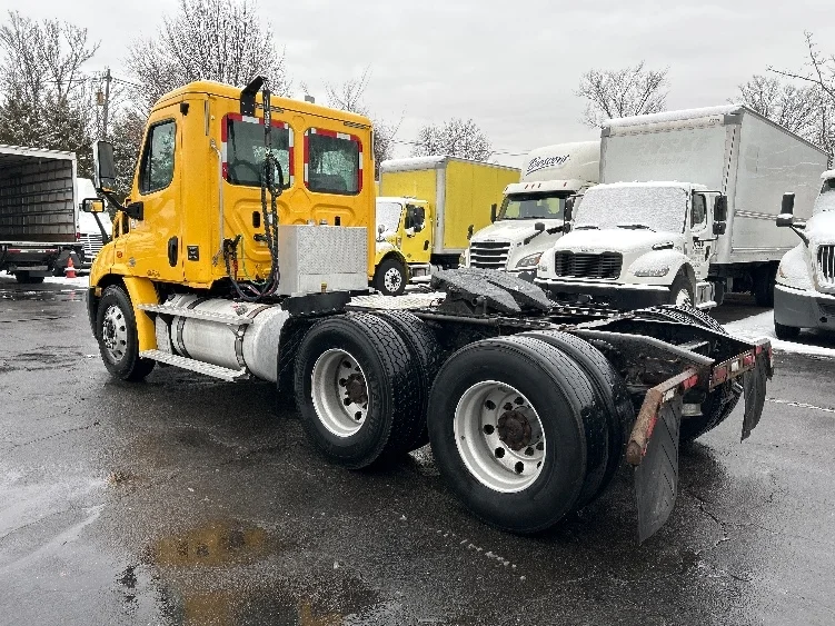 2019 Freightliner Cascadia - image 5