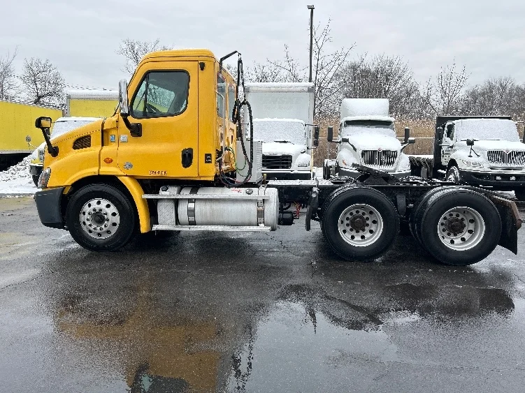 2019 Freightliner Cascadia - image 4