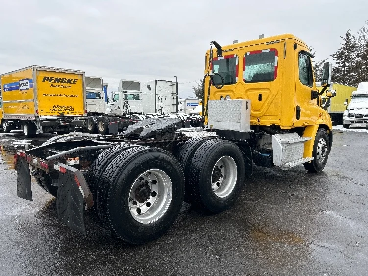 2019 Freightliner Cascadia - image 7