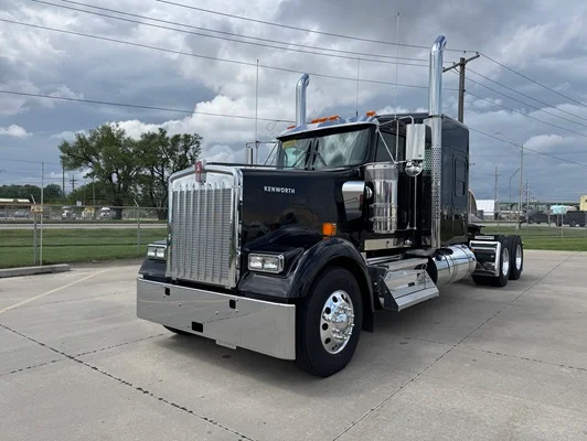 2027 Kenworth W900 in St. Joseph, MO — photo 2