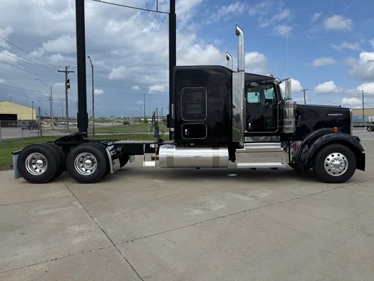 2027 Kenworth W900 in St. Joseph, MO — photo 8