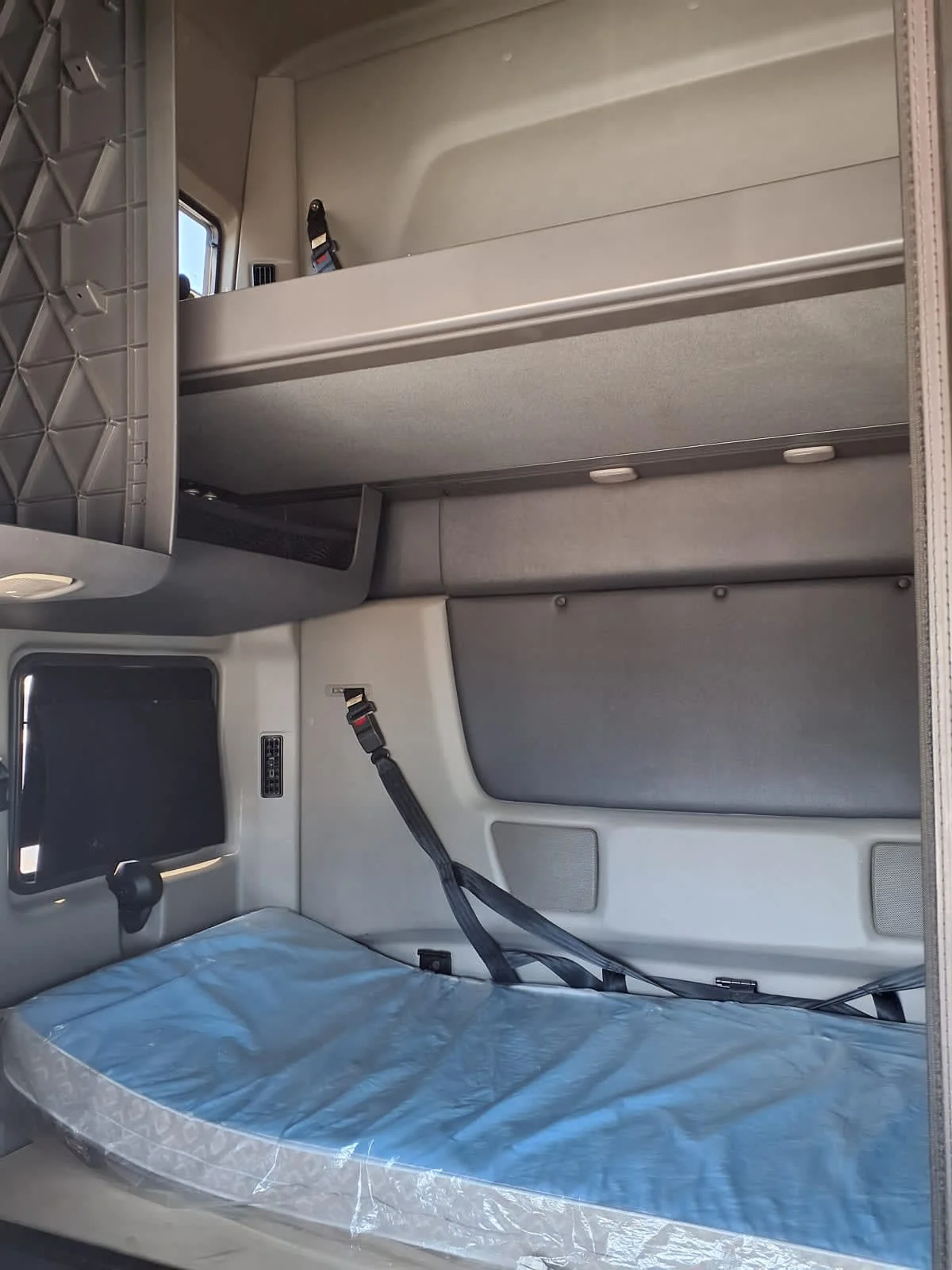 2019 International LT in Cleveland, OH — photo 8