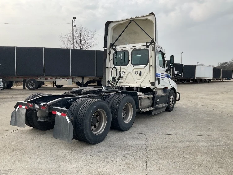 2022 Freightliner Cascadia in Elizabethtown, KY — photo 7