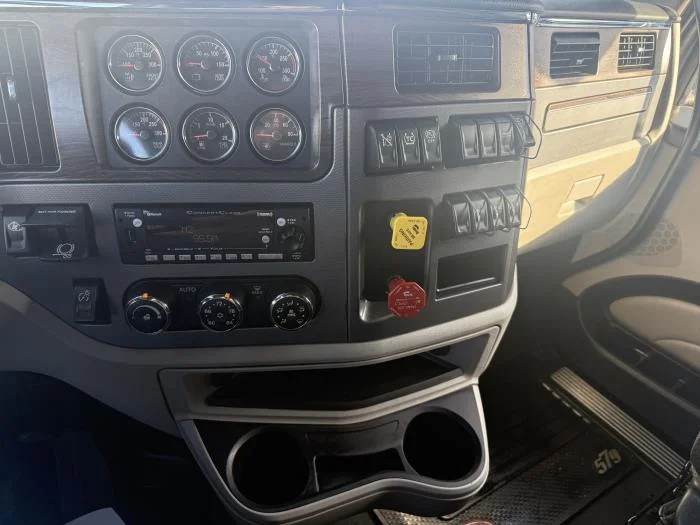 2022 Peterbilt 579 in Dallas, TX — photo 7