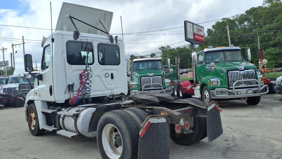 2020 Freightliner Cascadia in Warwick, RI — photo 6
