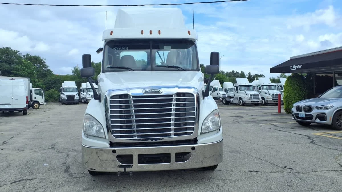 2020 Freightliner Cascadia in Warwick, RI — photo 2