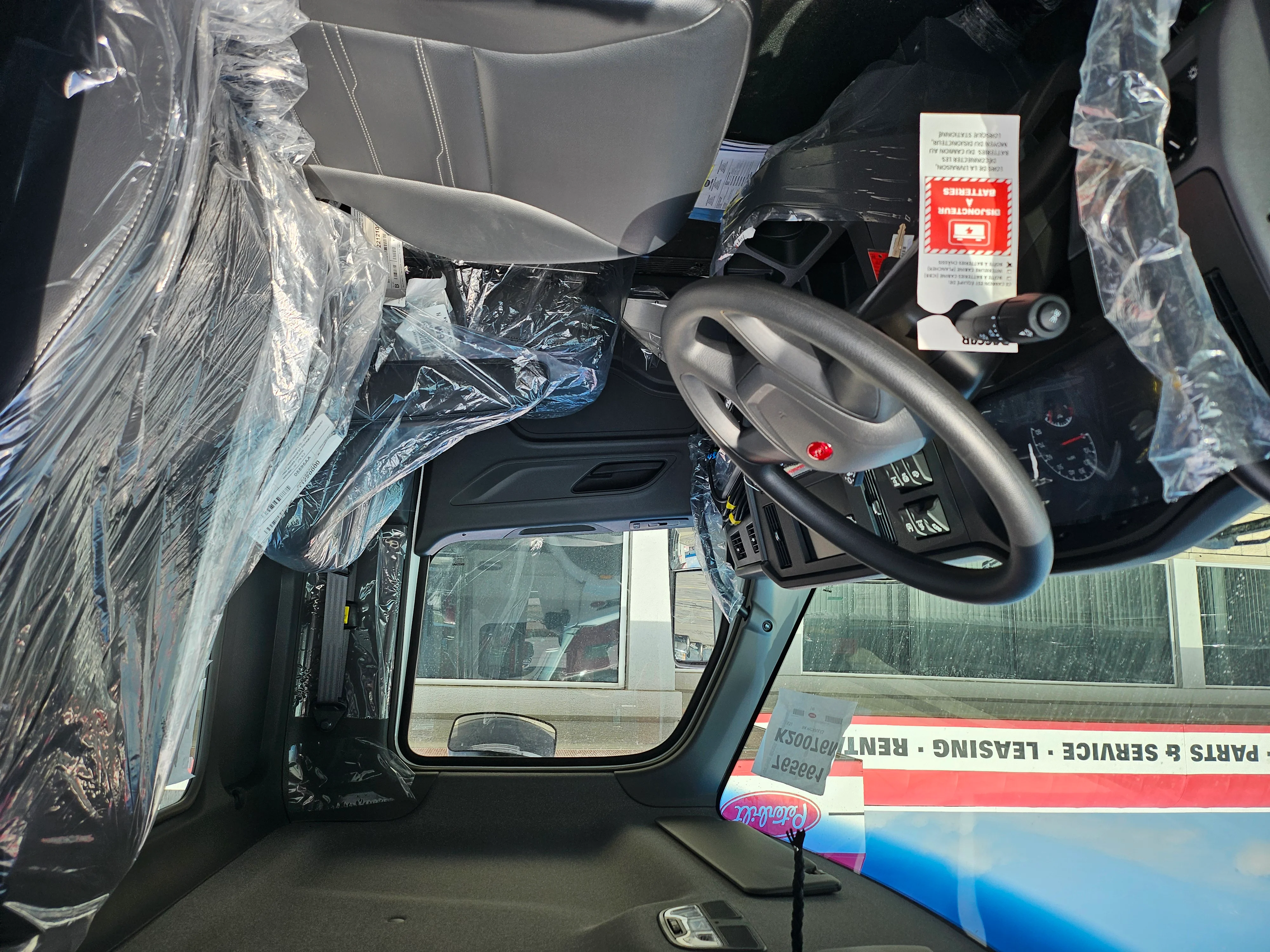 2025 Peterbilt 548 - image 5