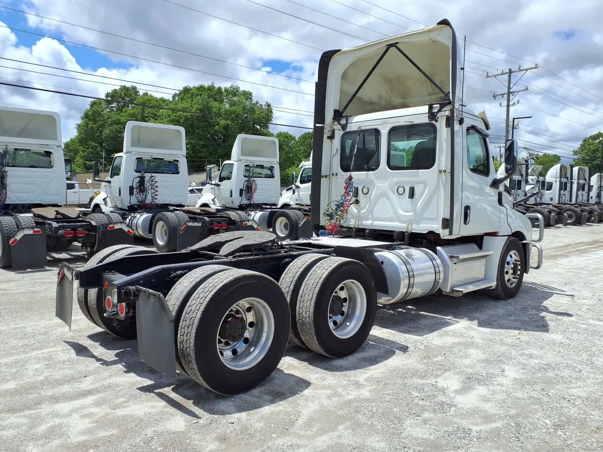 2020 Freightliner Cascadia in Greenville, SC — photo 4