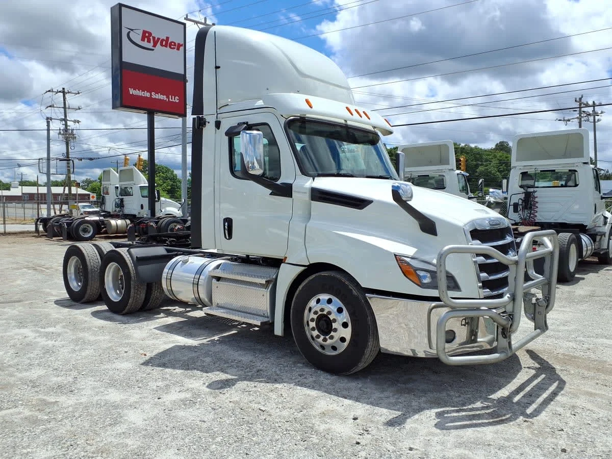 2020 Freightliner Cascadia in Greenville, SC — photo 3