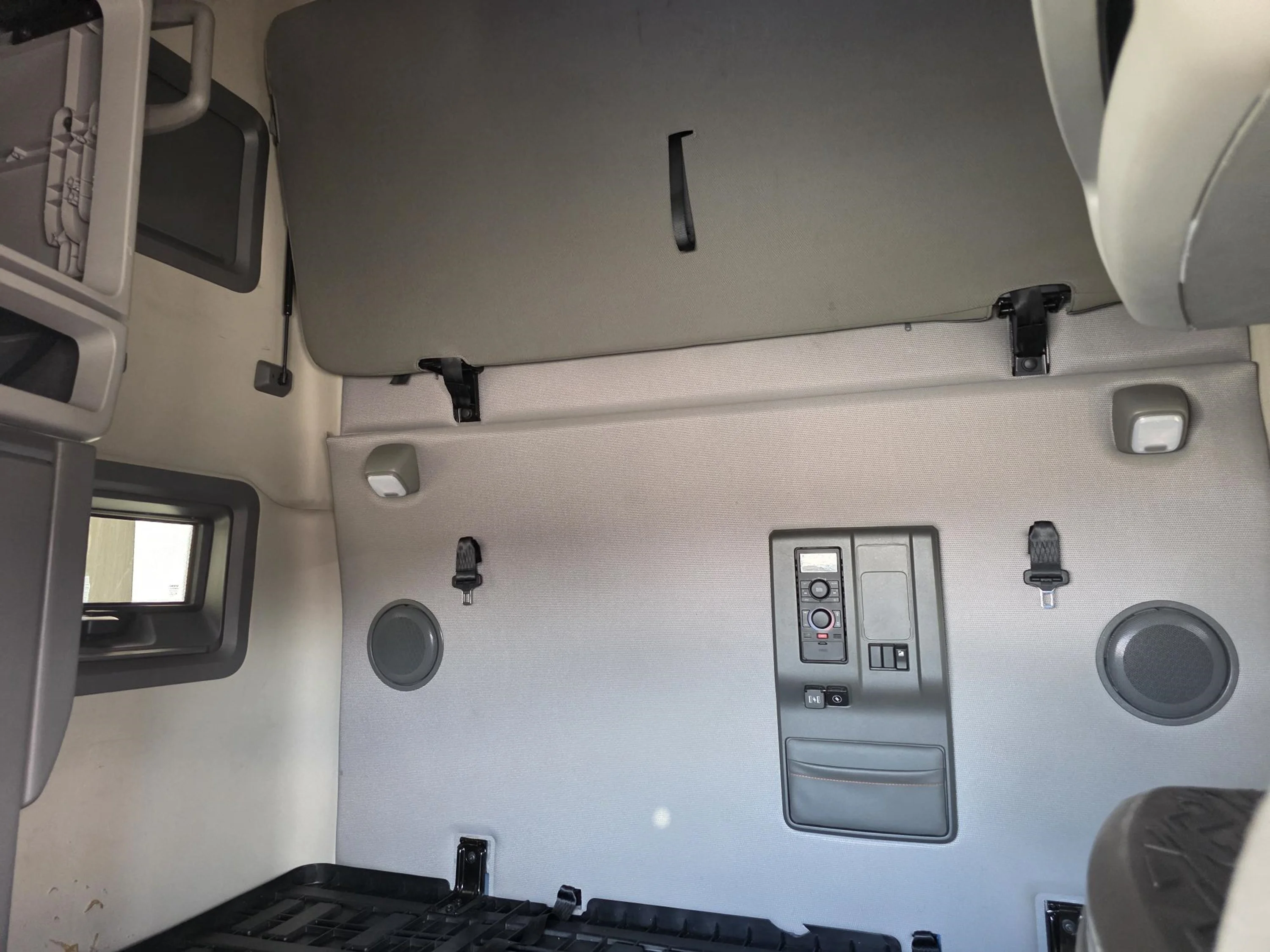 2021 Volvo VNL 760 - image 7