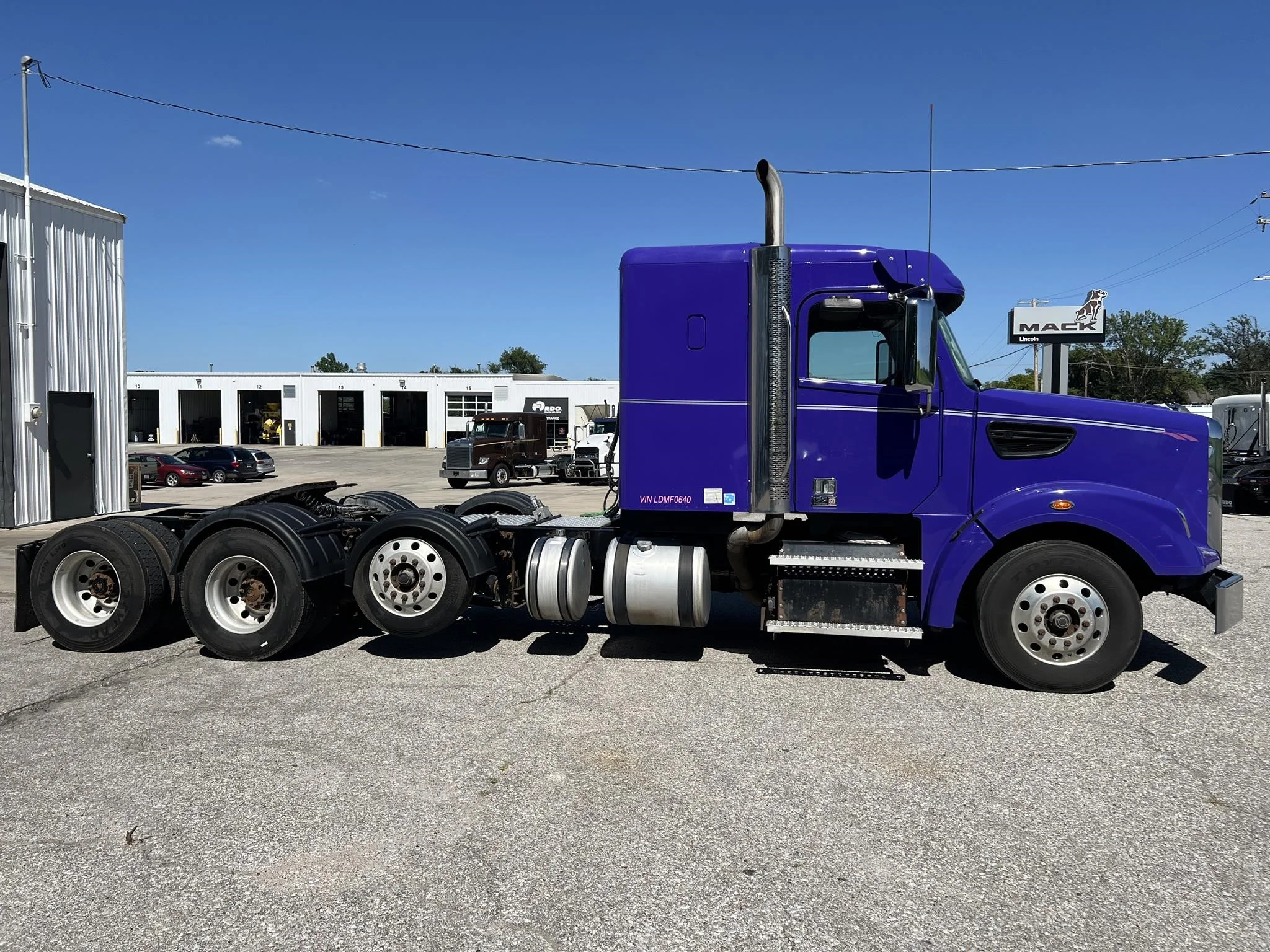 2020 Freightliner 122SD - image 6