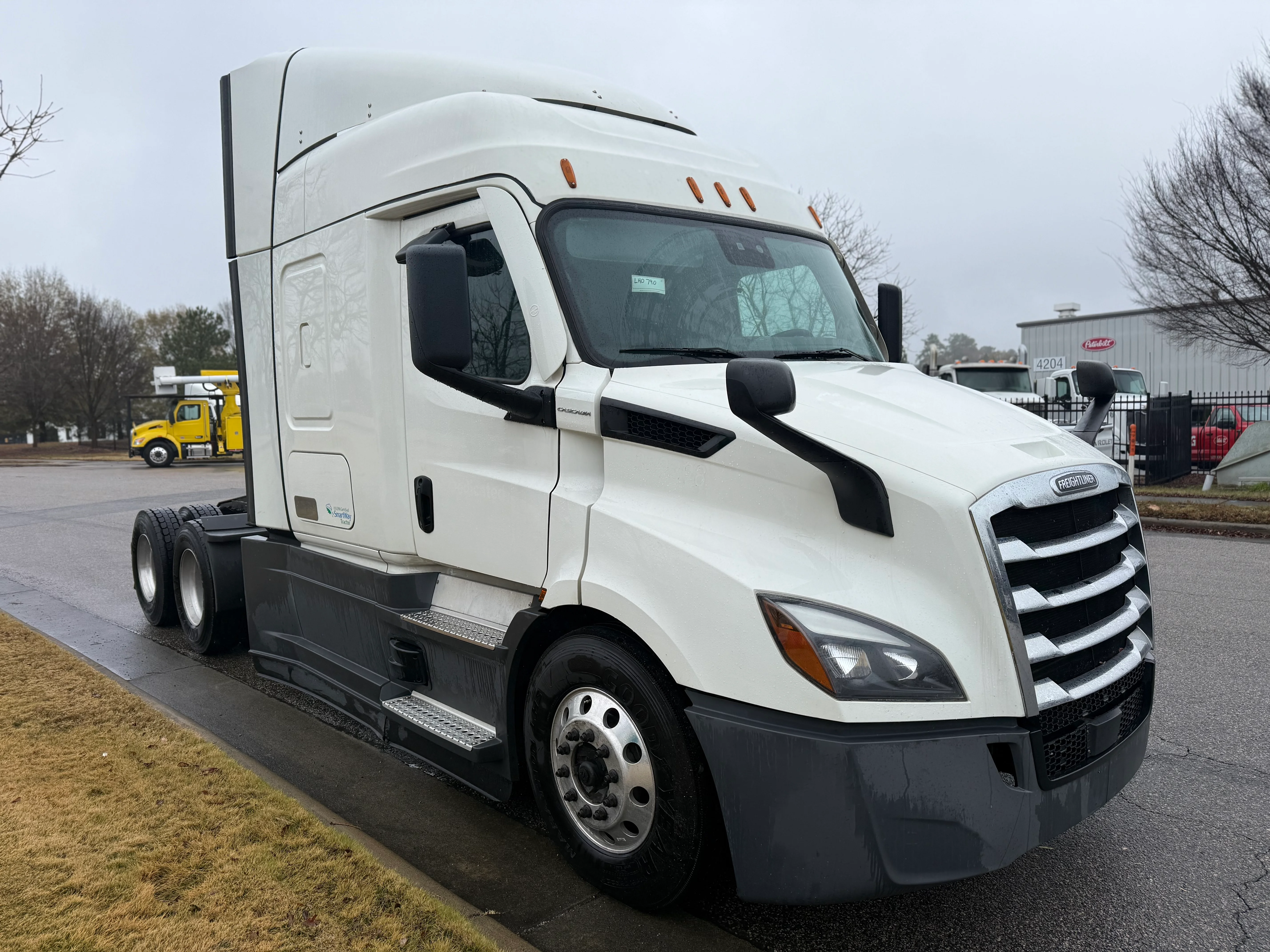 2022 Freightliner Cascadia - image 2