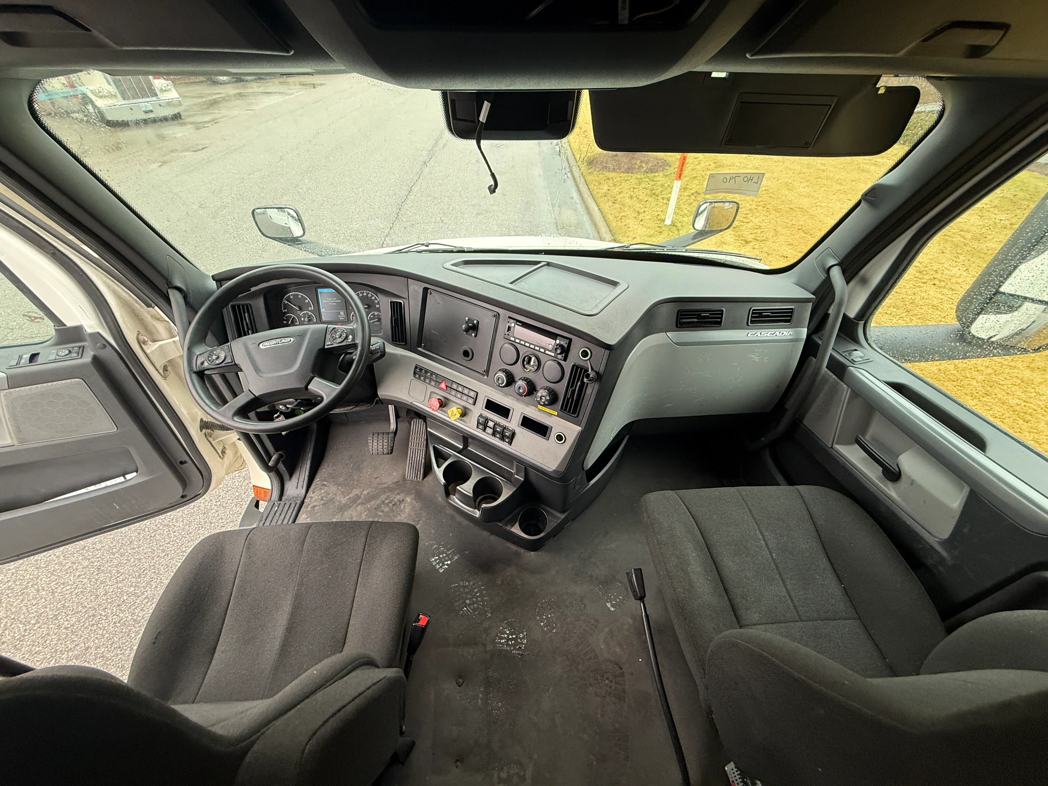 2022 Freightliner Cascadia - image 12