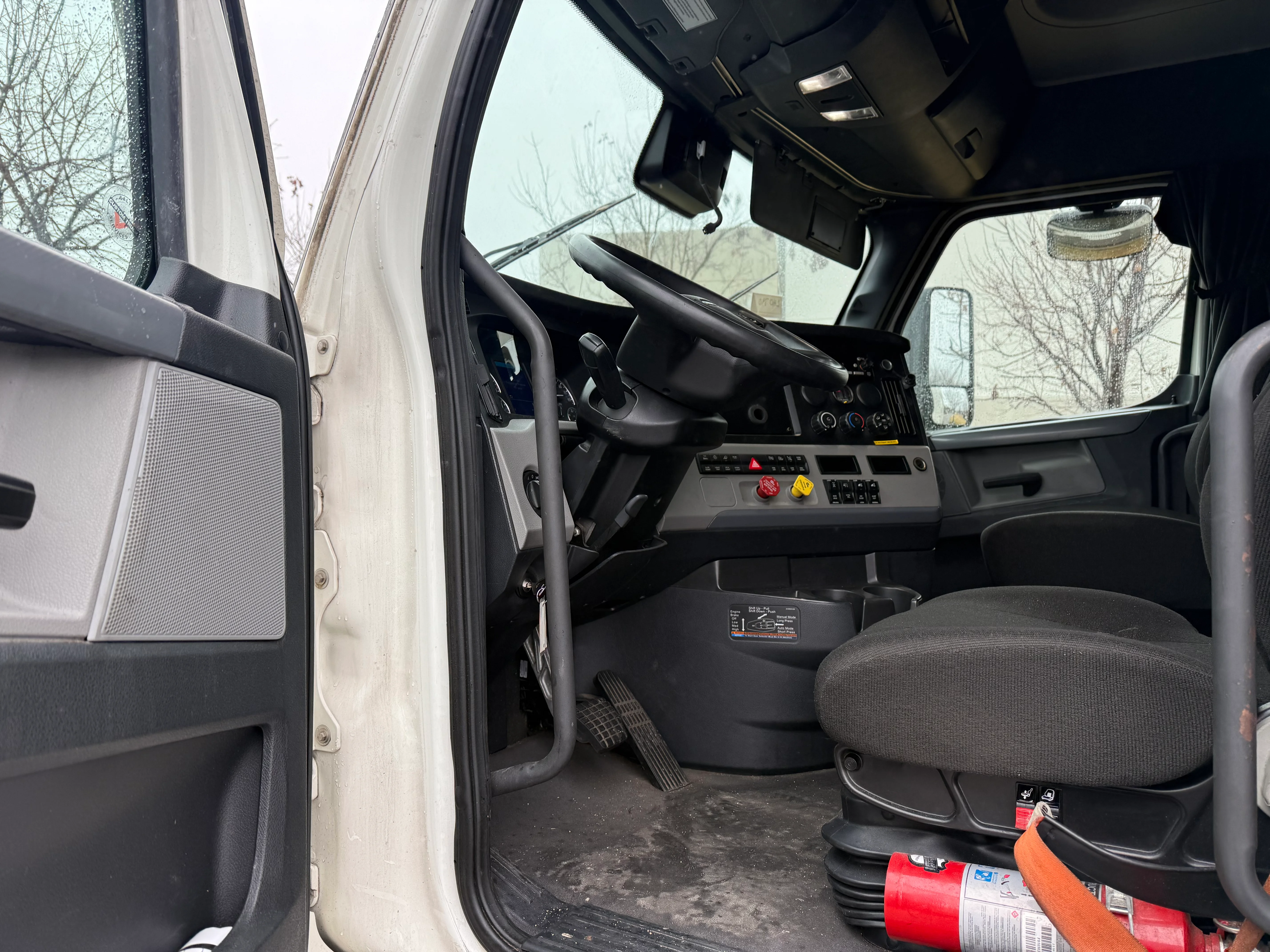 2022 Freightliner Cascadia - image 9