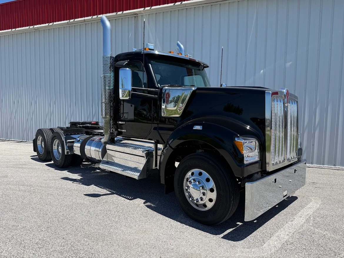 2027 Kenworth W990 in Fenton, MO — photo 2