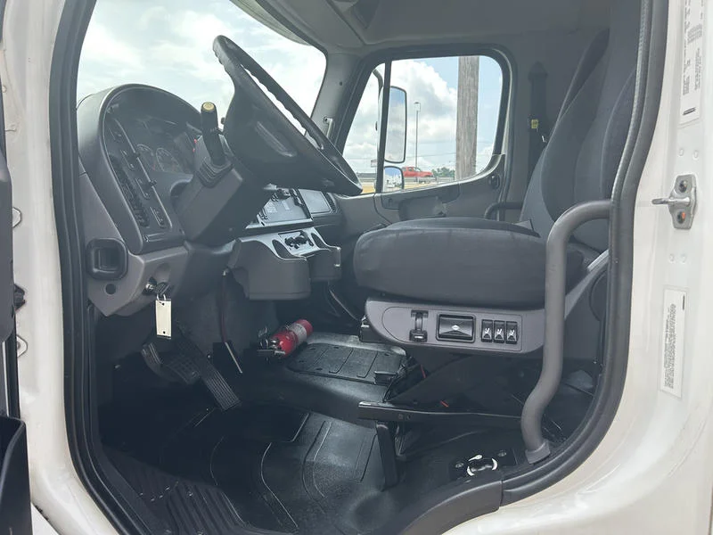 2018 Freightliner M2 106 in Cincinnati, OH — photo 6