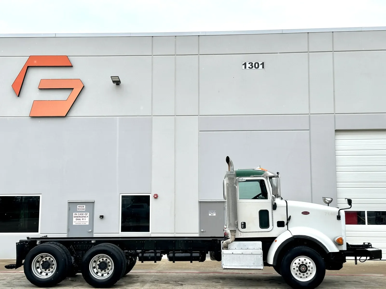 2015 Peterbilt 365 in Hutchins, TX — photo 3