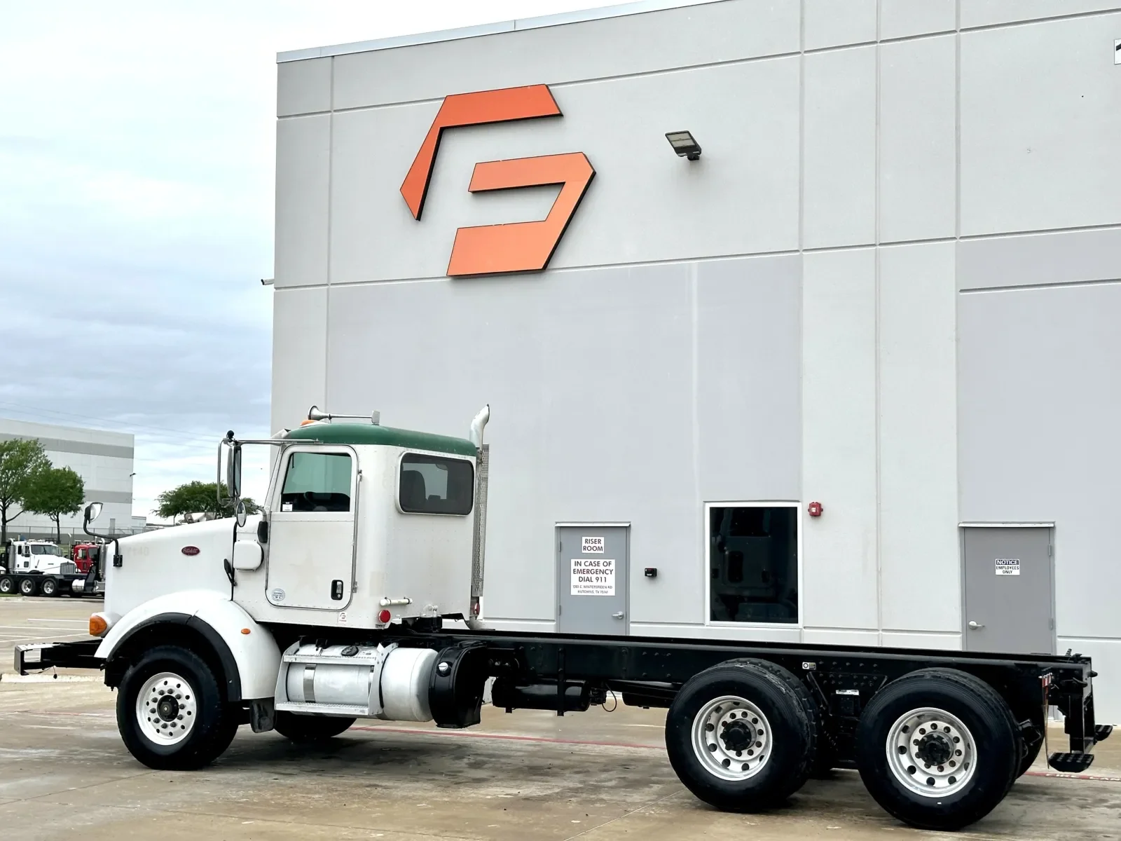 2015 Peterbilt 365 - image 6