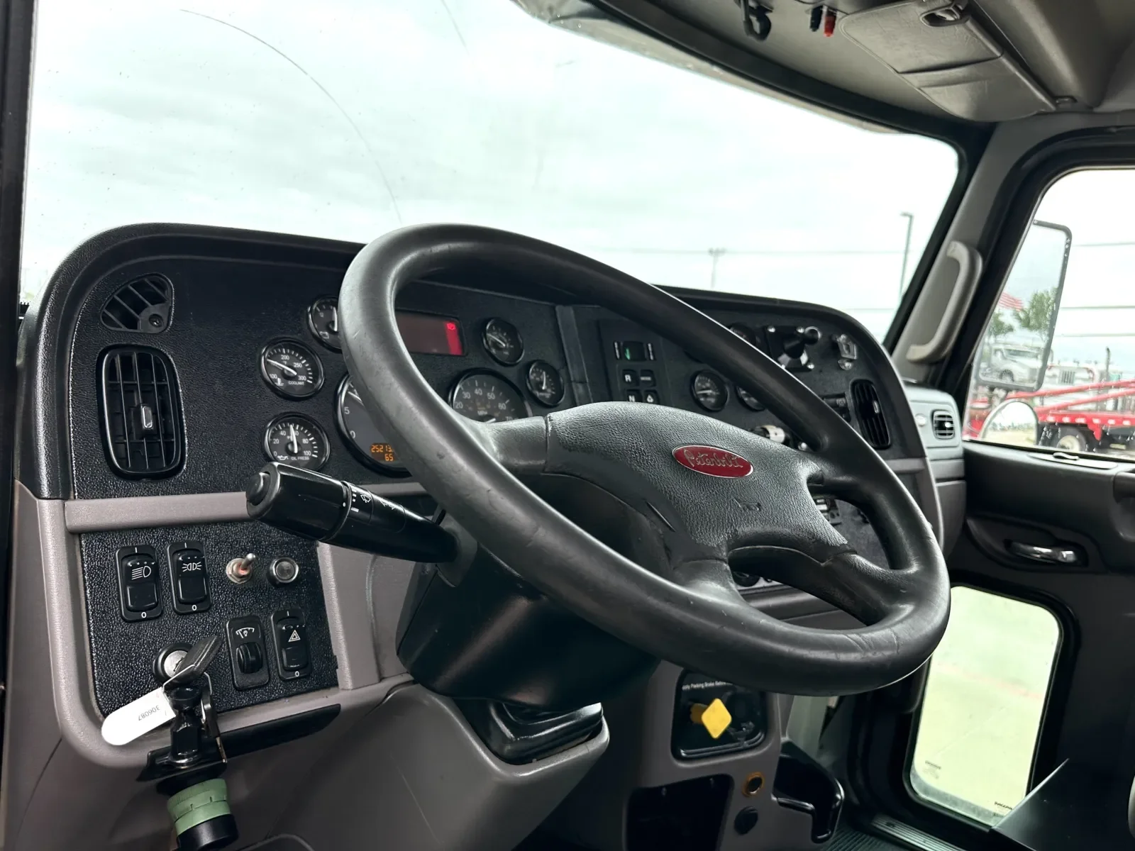 2015 Peterbilt 365 - image 15