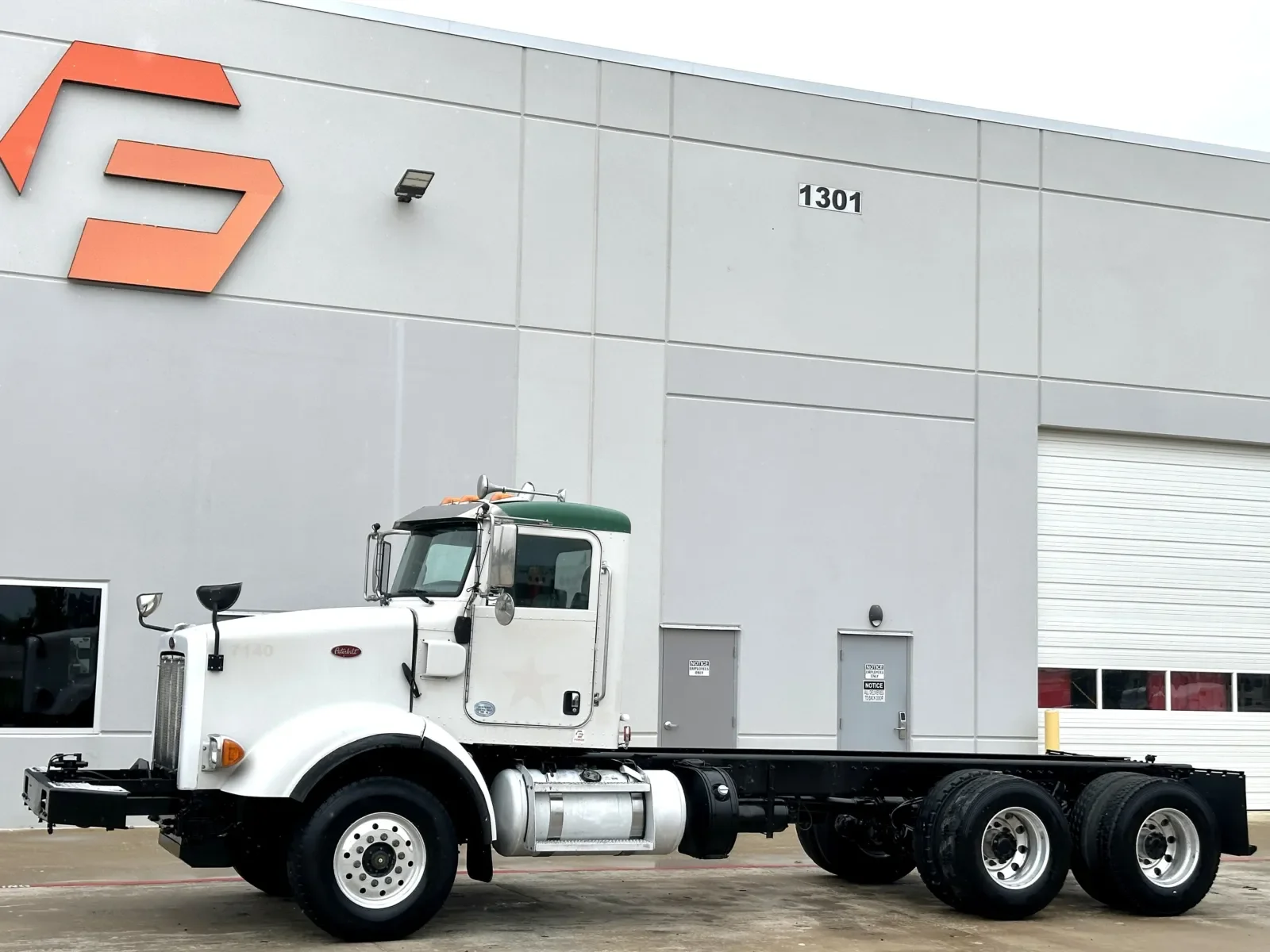 2015 Peterbilt 365 in Hutchins, TX — photo 2