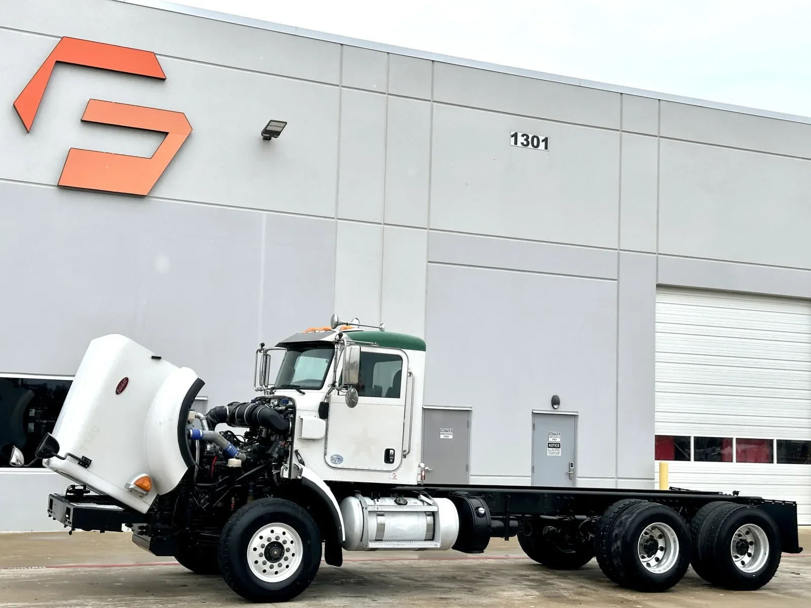 2015 Peterbilt 365 in Hutchins, TX — photo 10