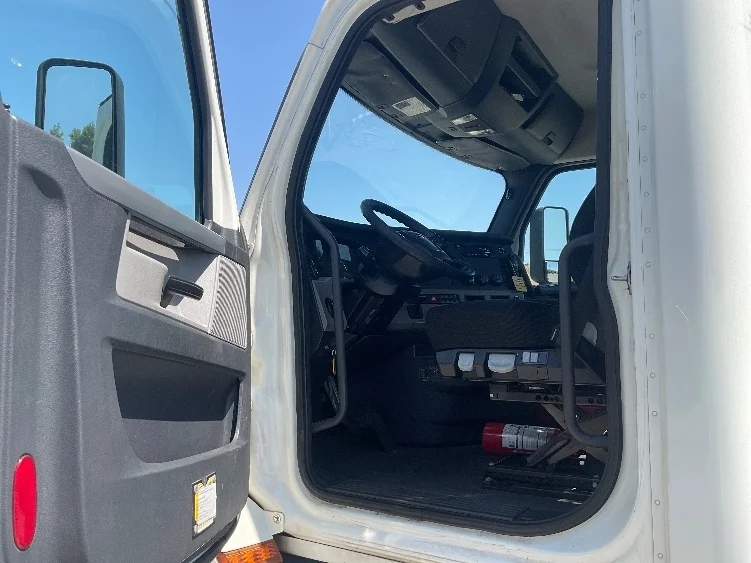 2019 Freightliner Cascadia in Torrance, CA — photo 9