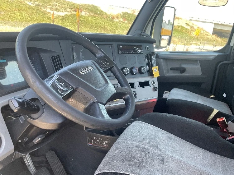 2019 Freightliner Cascadia in Torrance, CA — photo 10