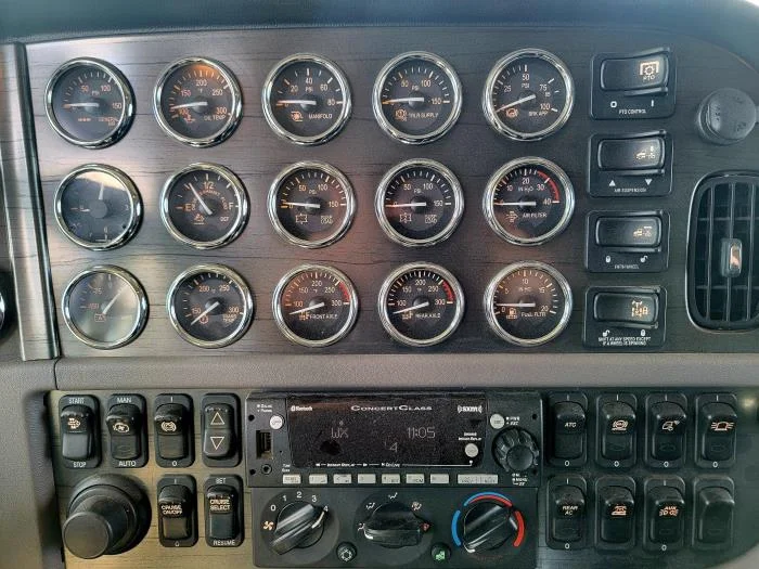 2021 Peterbilt 389 - image 25