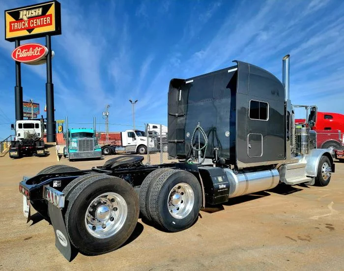 2021 Peterbilt 389 - image 10