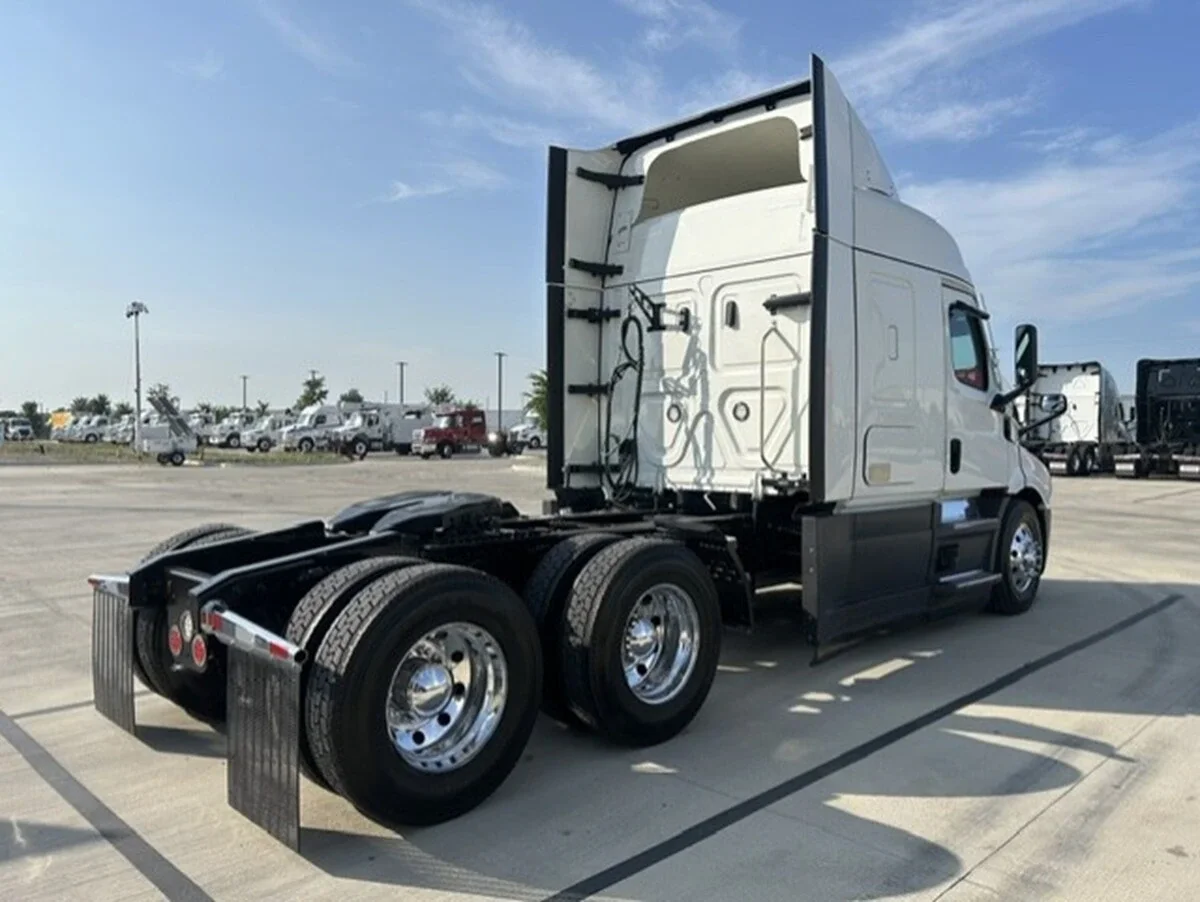 2022 Freightliner Cascadia — photo 8
