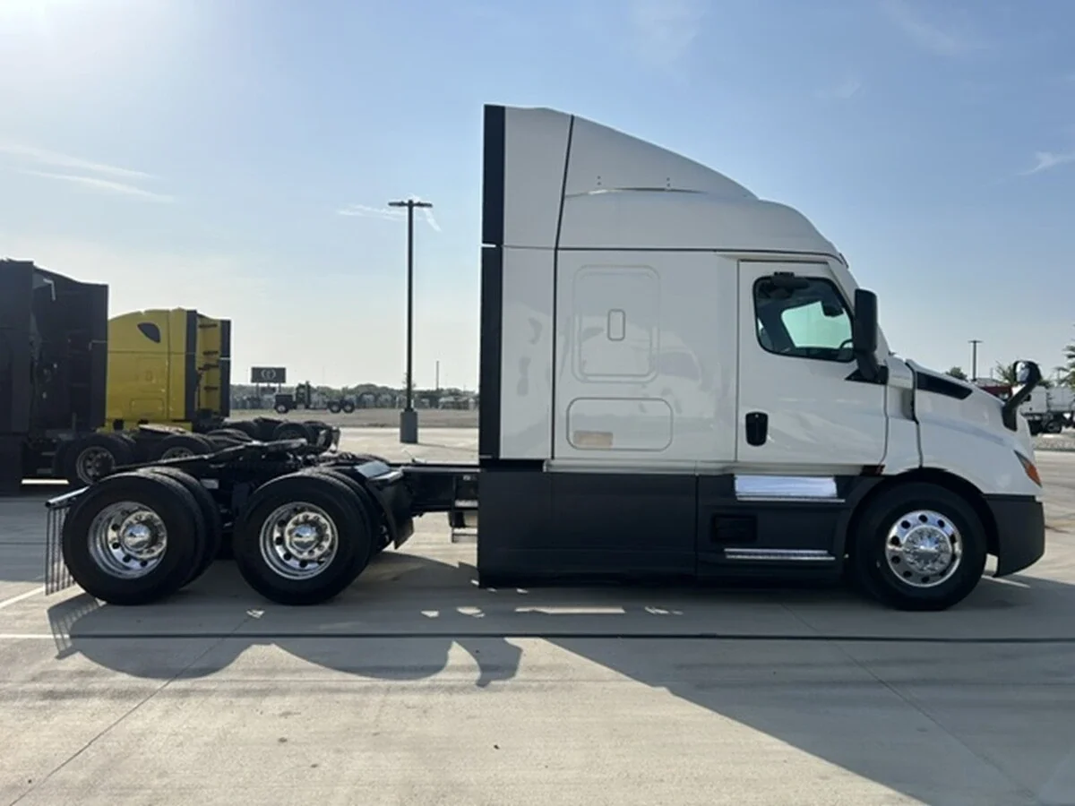 2022 Freightliner Cascadia — photo 7
