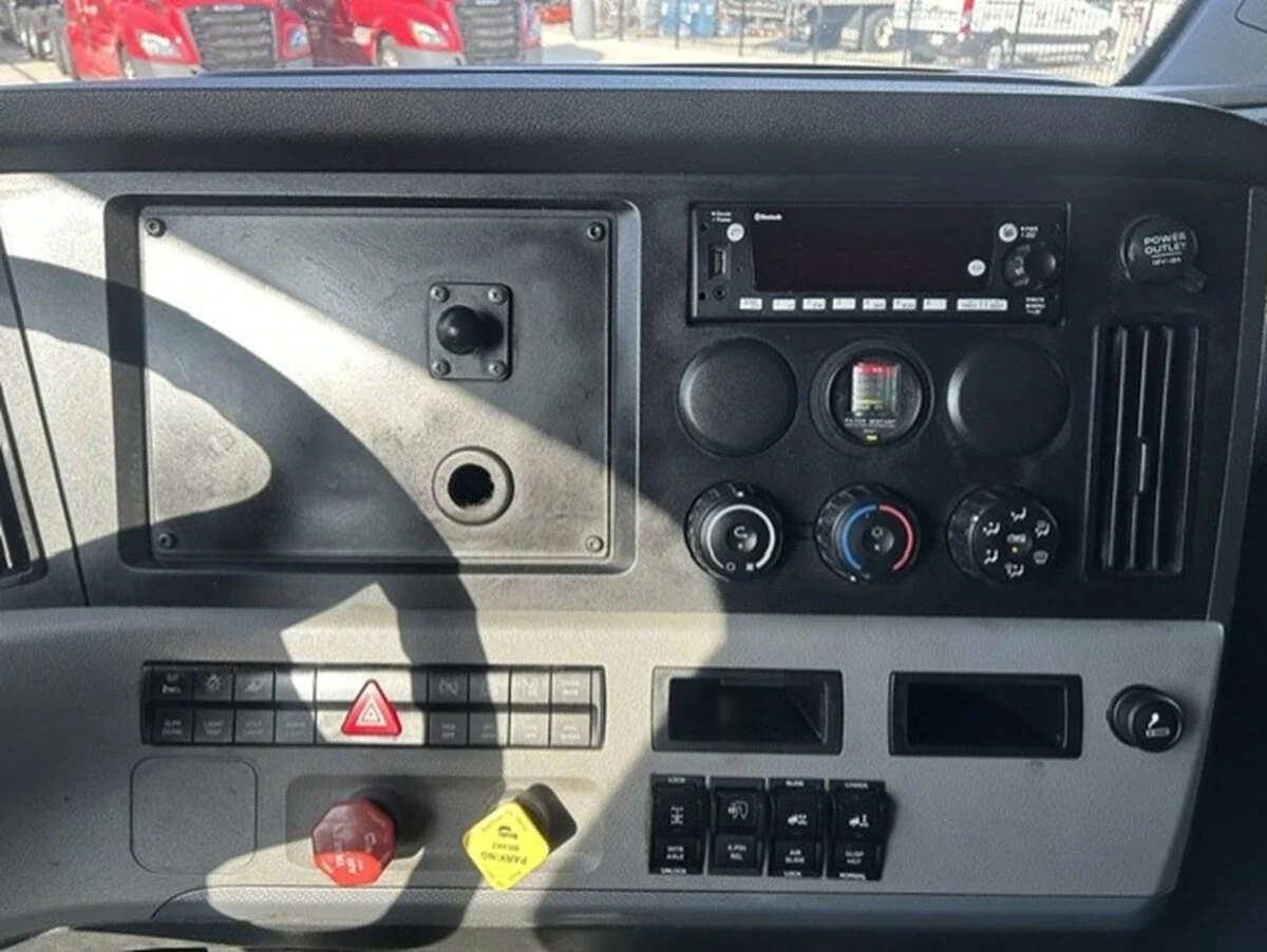 2022 Freightliner Cascadia — photo 21