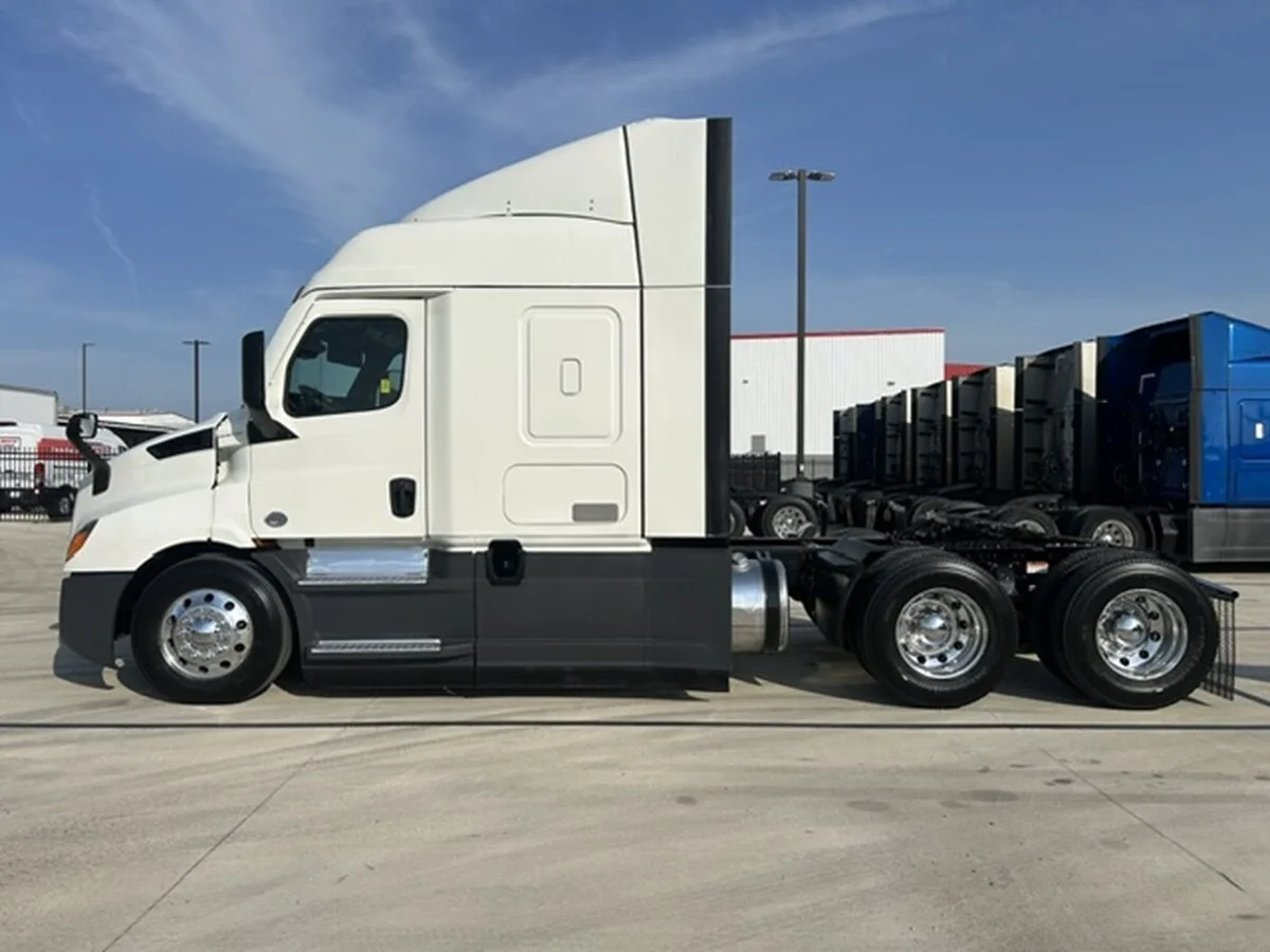 2022 Freightliner Cascadia — photo 2